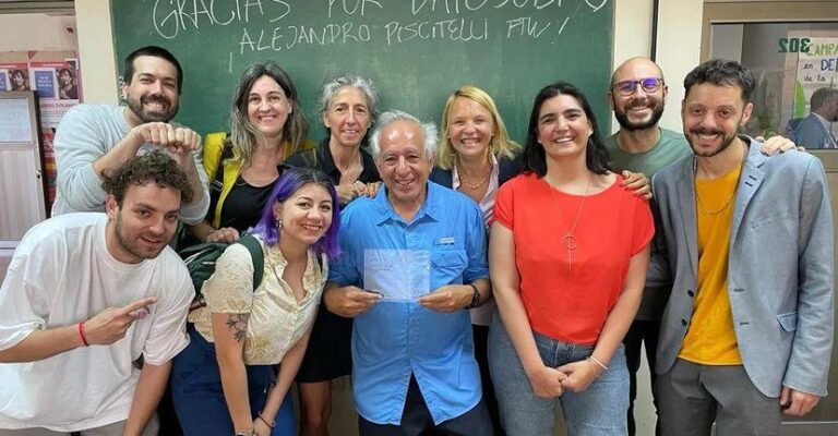 julitoalonso's tweet photo. Espero que mi versión de la "Cátedra Datos" o #DatosUBA al Taller de Comunicación Transmedia les sea provechosa, seré lo más parcial posible :)
@ginocingolani @marianolegname @martinked @Giyuela @maria_debsas @carogruffat @sophiealamo @esteladomiha67 @piscitelli https://t.co/aQlIDuME6D