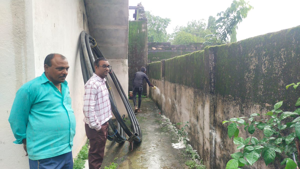 તાલાલા તાલુકા ના વિરપુર ગામે આજે ગામ નાં તમામ કાચા મકાનો અને સરકારી કચેરી જેવી કે શાળા,આંગણવાડી કેન્દ્ર, પંચાયત કચેરી, પોસ્ટ ઓફિસ અને આરોગ્ય કેન્દ્ર વગેરે સ્થળોએ દવા છટકાવ કરવામા આવ્યો