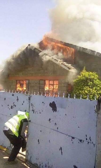 YayoWachira's tweet image. Below is a photo of my house shortly after this Gideon scam installed some solar panels and solar lights. BUY AT YOUR OWN RISK!!!