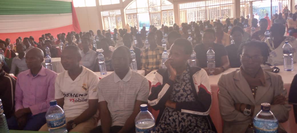 CommuneRutegama's tweet photo. Ibikorwa vyo gutanga inyigisho kubazokora rusansuma vyatanguye icese muri komine  yagutse ya Kiganda .Vyatangujwe n'abajejwe intwaro  @CommuneRutegama  @MuramvyaProv  @MininterInfosBi https://t.co/aBOtYhlUGF