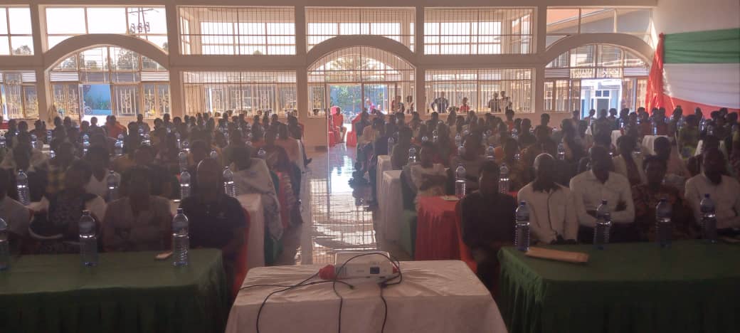 CommuneRutegama's tweet photo. Ibikorwa vyo gutanga inyigisho kubazokora rusansuma vyatanguye icese muri komine  yagutse ya Kiganda .Vyatangujwe n'abajejwe intwaro  @CommuneRutegama  @MuramvyaProv  @MininterInfosBi https://t.co/aBOtYhlUGF