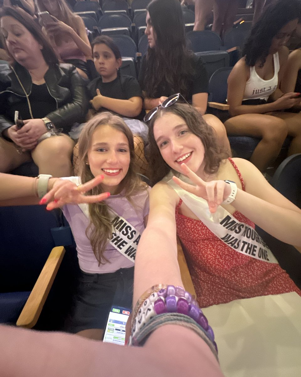 LiviesHQ's tweet photo. #GUTSWorldTourLexington through guts guide @addibedumb’s eyes: https://t.co/fjNxa6tCpn