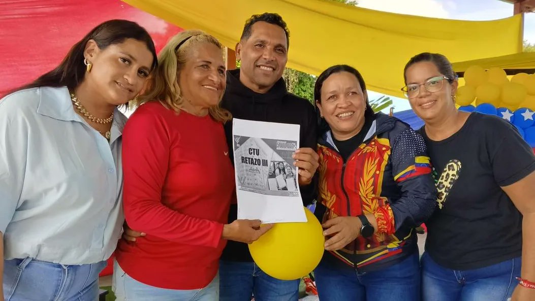 Minhvi_Oficial's tweet photo. #Importante|| Garantizando seguridad jurídica a las familias  beneficiarias de una #ViviendaDigna en el edo. #Cojedes se entregaron  68 Títulos de Tierras Urbanas en los sectores  Retazo III y El Molino, del mcpio  Ezequiel Zamora. #PaLanteEsPaAllá https://t.co/kDDXfbi0pu