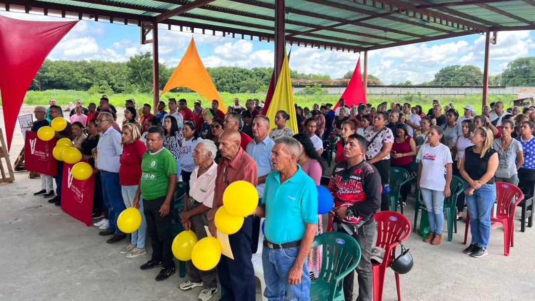Minhvi_Oficial's tweet photo. #Importante|| Garantizando seguridad jurídica a las familias  beneficiarias de una #ViviendaDigna en el edo. #Cojedes se entregaron  68 Títulos de Tierras Urbanas en los sectores  Retazo III y El Molino, del mcpio  Ezequiel Zamora. #PaLanteEsPaAllá https://t.co/kDDXfbi0pu