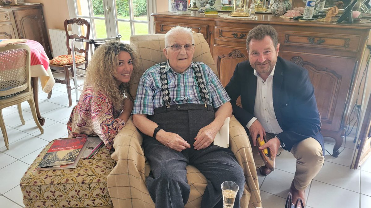 BonnaterreL's tweet image. Le jour de ses 101 ans Monsieur Tramblin ancien cadre de l’industrie textile de #Caudebec et #Elbeuf offre à la ville de Caudebec une navette textile de plus de 50 ans. Merci beaucoup à lui pour ce cadeau et pour nos échanges passionnants ! #centenaire #industrie
