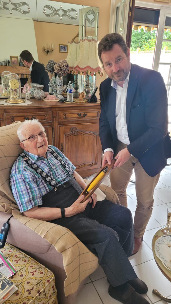 BonnaterreL's tweet image. Le jour de ses 101 ans Monsieur Tramblin ancien cadre de l’industrie textile de #Caudebec et #Elbeuf offre à la ville de Caudebec une navette textile de plus de 50 ans. Merci beaucoup à lui pour ce cadeau et pour nos échanges passionnants ! #centenaire #industrie