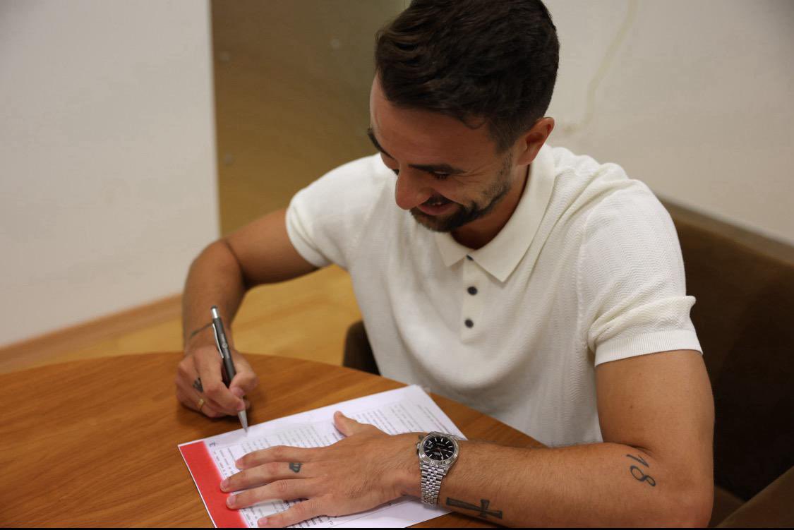 Gracias a <a href="/uniaodeleiria/">União de Leiria</a> por la confianza depositada en mi.

Tengo muchas ganas de conocer a la afición y disfrutar con ellos cada partido.
Todos juntos a por un año ilusionante.

¡¡Vamos Unión!!

#MuitoMaisQueFutebol #UniãoPorTodoLado