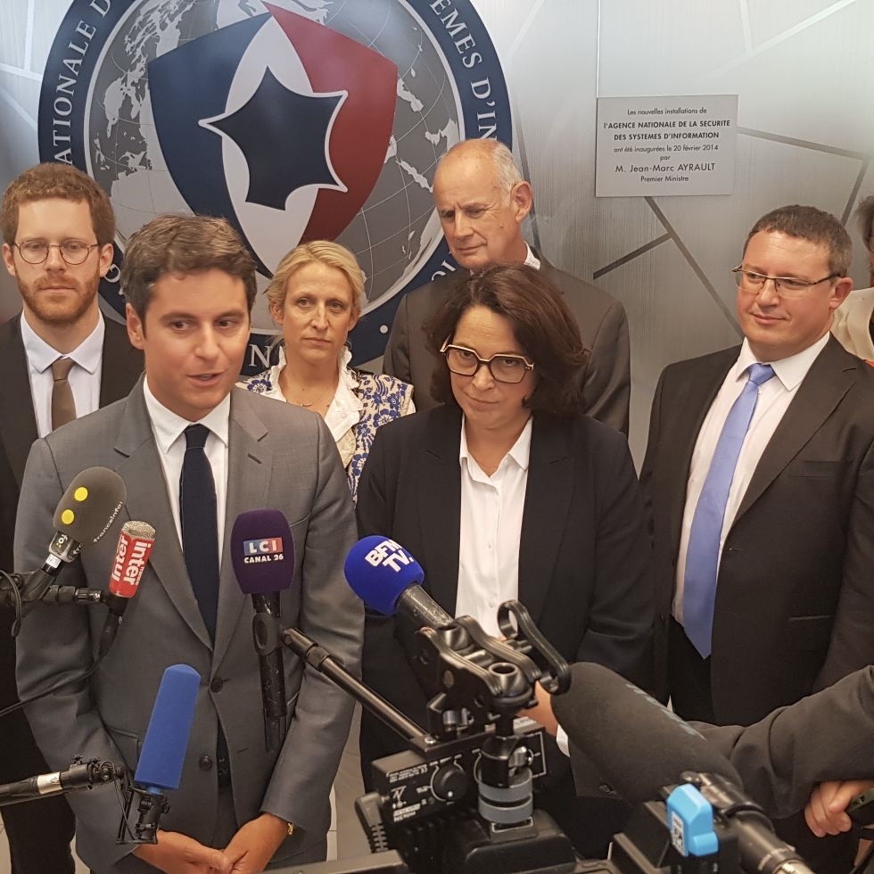 ANSSI_FR's tweet photo. Le Premier ministre @GabrielAttal et la secrétaire d’État chargée du numérique @Marina_Ferrari ont rencontré les agents de l'ANSSI à la veille de l'ouverture des Jeux de #Paris2024.

💬 « On s'attend à des cyberattaques, l'enjeu est d'en limiter la portée » a noté Gabriel Attal. https://t.co/gsc1sN4x56