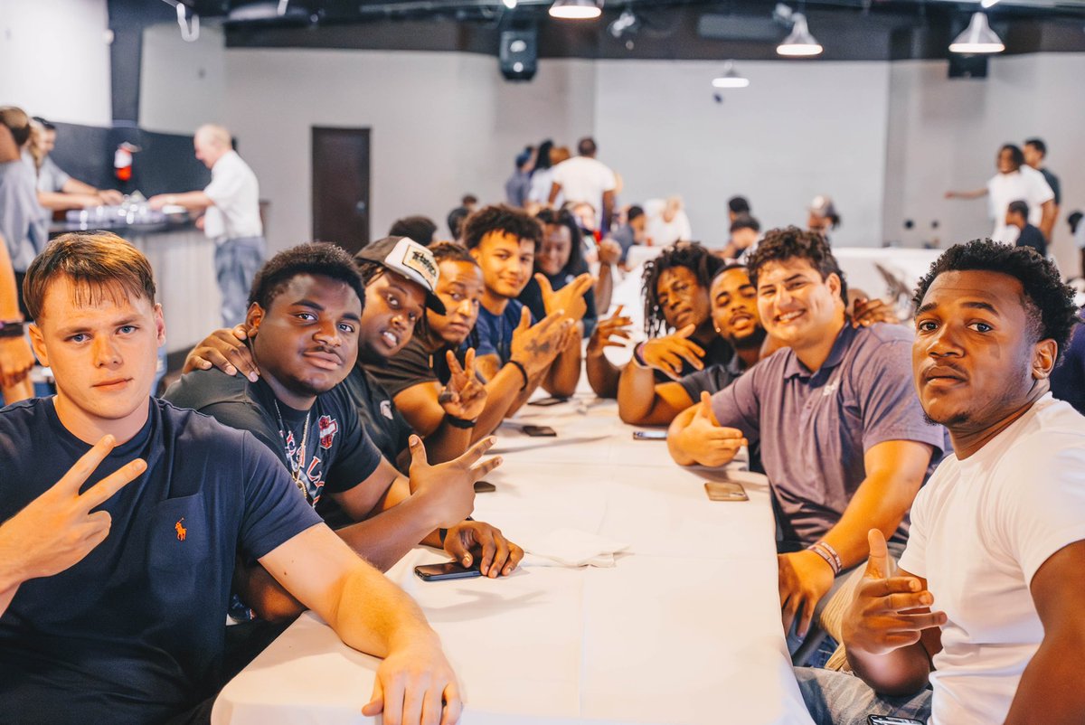 SFA_Football's tweet photo. Great dinner, great people 🥩🪓

We’d like to thank our Spring Game Coaches Dee Winston &amp; Dustin Bailey for their support of SFA Football and feeding our ‘Jacks last night! 

#AxeEm x #EastTexasTough https://t.co/eXaREYKCAy