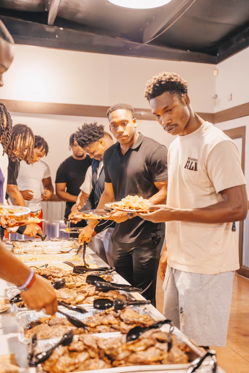 Great dinner, great people 🥩🪓

We’d like to thank our Spring Game Coaches Dee Winston &amp; Dustin Bailey for their support of SFA Football and feeding our ‘Jacks last night! 

#AxeEm x #EastTexasTough