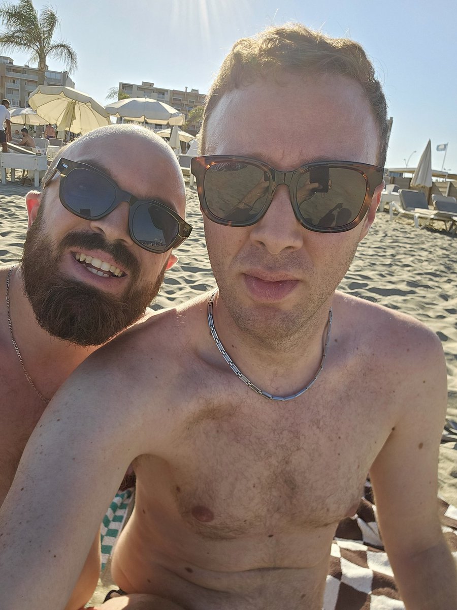 MrPaillette's tweet photo. Le couple Paillettes vous salue. https://t.co/tXKJCNCFkc