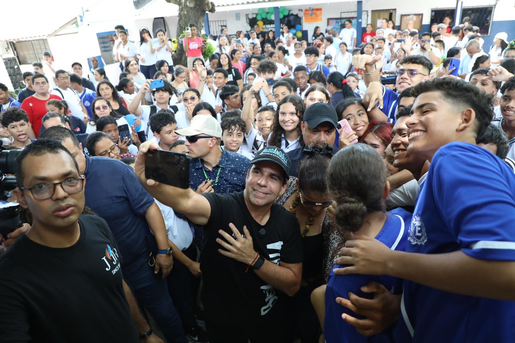 AlejandroChar's tweet photo. #AEstaHora llegamos a la IED Juan José Rondón, una institución histórica que lleva 86 años formando a muchas generaciones en el corazón del barrio San Felipe. Qué bonito recibimiento! https://t.co/wZ5Nh9YAcA