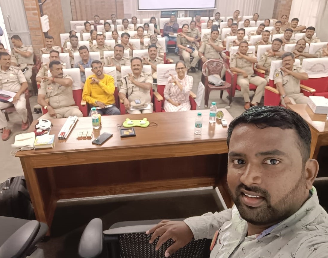 DCPSEBCP's tweet image. @GiftAbled @CPBlr @AddlCPEast ವಿಭಾಗದ ಅಧಿಕಾರಿ ಮತ್ತು ಸಿಬ್ಬಂದಿರವರುಗಳಿಗೆ, #PersonWithDisability - Physically Challenged - Deaf &amp;amp; Blind ವ್ಯಕ್ತಿಗಳು ಠಾಣೆಗೆ ಬಂದಾಗ ಸೈನ್ ಲಾಂಗ್ವೇಜ್ ಮುಖಾಂತರ   ಸಂವಹನ ಮಾಡಿ ಅವರ ದೂರುಗಳಿಗೆ ಹೇಗೆ ಸ್ಪಂದಿಸಬೇಕೆಂಬುದನ್ನು #GiftAbled ರವರ ಸಹಯೋಗದೊಂದಿಗೆ  ತರಬೇತಿ ನೀಡಲಾಯಿತು.