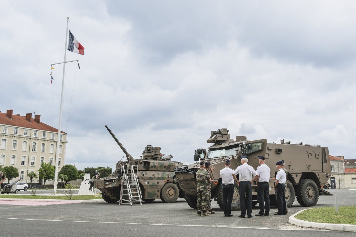 Une délégation de la BA 709 de Cognac a visité le #1RIMA, renforçant les excellentes relations interarmées avec nos voisins cognaçais. Les aviateurs ont découvert les nouveaux équipements du régiment les véhicules GRIFFON et JAGUAR.