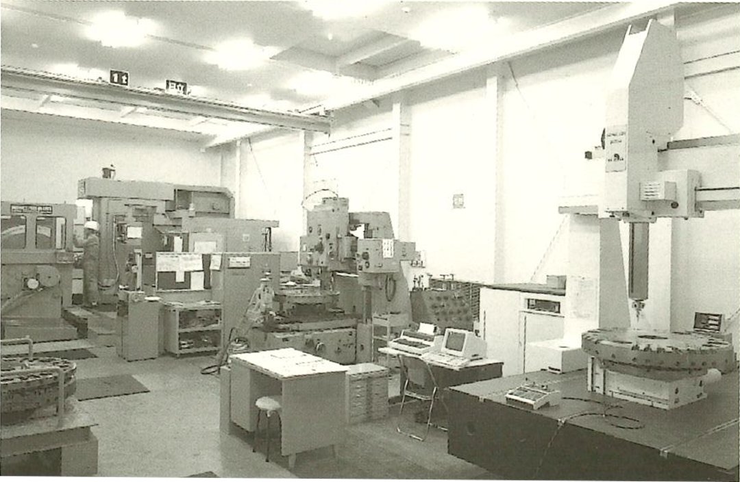 AmadaAmericaInc's tweet photo. Flashback to the 1980s at Sonoike Mfg. Co. in Japan where AMADA turret punch presses such as the PEGA and COMA were manufactured.
#AMADAAMERICA #AMADAhistory #throwbackthursday #tbt #tbthursday #sheetmetal #manufacturing #metalworking #punchpress #fabrication #steel https://t.co/kkJcOK7Yfi
