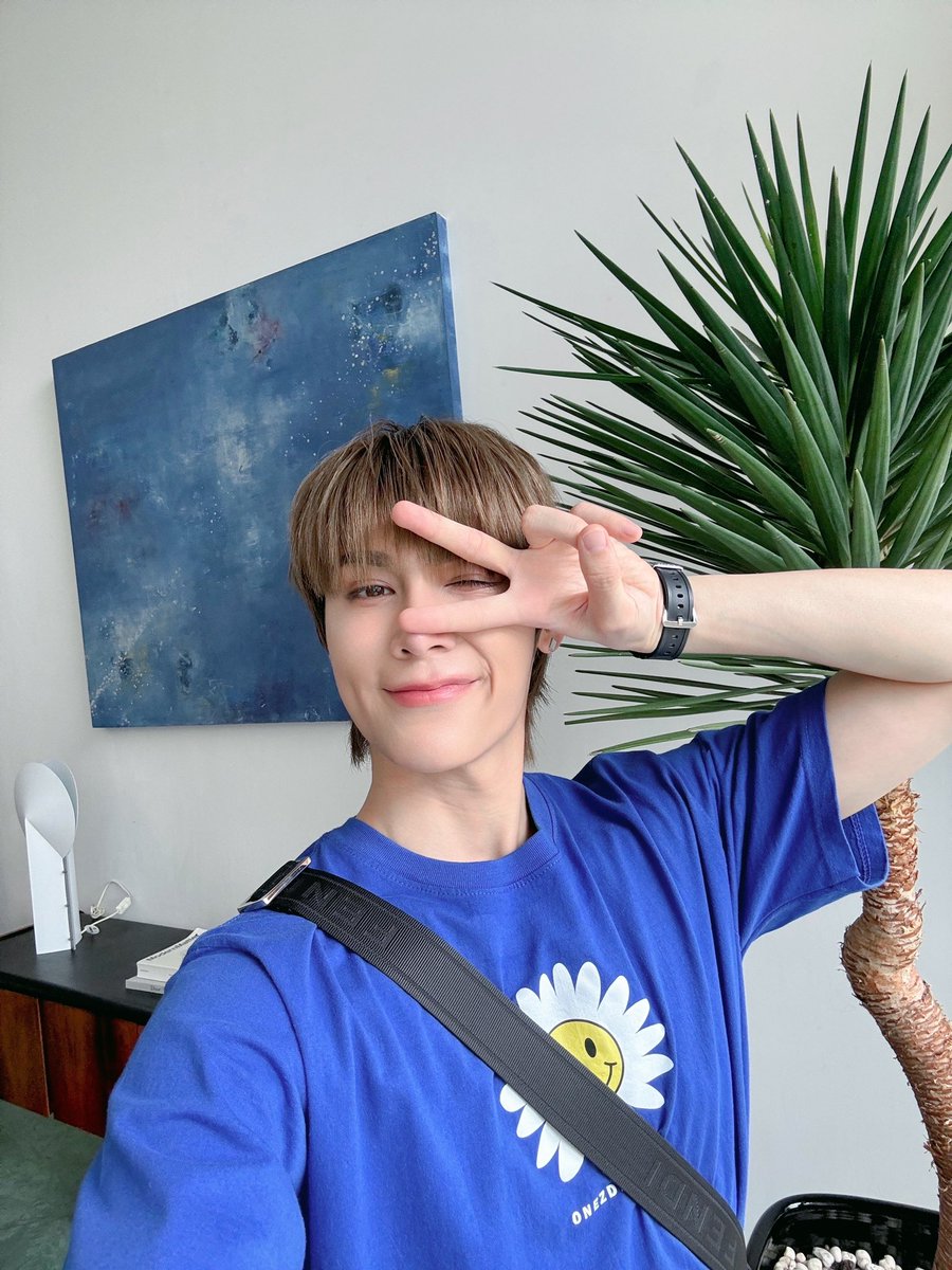 peatwasu's tweet photo. หายไปทั้งวันคิดถึงกันละสิ่ แวะมาส่งทุกคนเข้านอนสักกะนิดกะหน่อย คืนนี้นอนหลับฝันดี พักผ่อนกันเยอะๆ นะครับ ระวังละเมอยิ้มกันนะ  😗💫✨ https://t.co/evWfdxYWFB