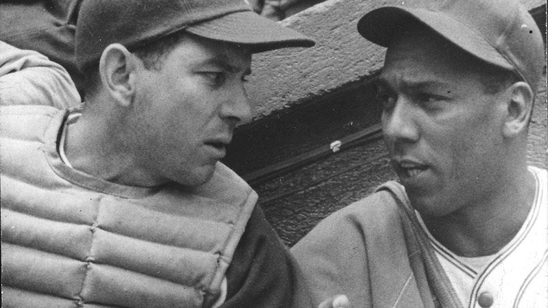 ElSlider's tweet image. En México, en la @LigaMexBeis de 1946, un estadounidense blanco ligamayorista como Mickey Owen podía estar subordinado a un manager de raza negra como Ramón Bragaña en los Azules de Veracruz.

En Grandes Ligas era algo impensable en ese año.