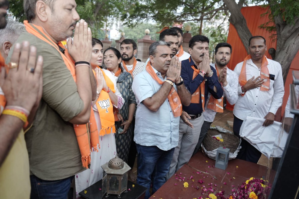 vimal_kagathara's tweet photo. "કારગિલના વીરોને વંદન માઁ ભારતીના સપૂતોને વંદન"

આજરોજ જામનગર શહેર દ્વારા કારગિલ વિજય દિવસ 25મી વર્ષગાંઠ નિમિત્તે આયોજિત 'મશાલ રેલી'માં ઉપસ્થિત રહેવાનો અવસર મળ્યો.આ સમયે બન્ને ધારાસભ્યો શહેર મહામંત્રી યુવા મોરચા ના પ્રમુખ મહામંત્રી અને કાર્યકર્તાઓ જોડાયા હતા 
#KargilVijayDiwas https://t.co/wbNzRFv1Ek