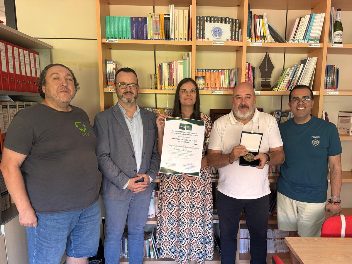 El  Colegio Oficial de la Educación Social de Castilla-La Mancha recibe el  reconocimiento de la UNED con motivo de su 20 Aniversario.
<a href="/UNED/">UNED</a>
