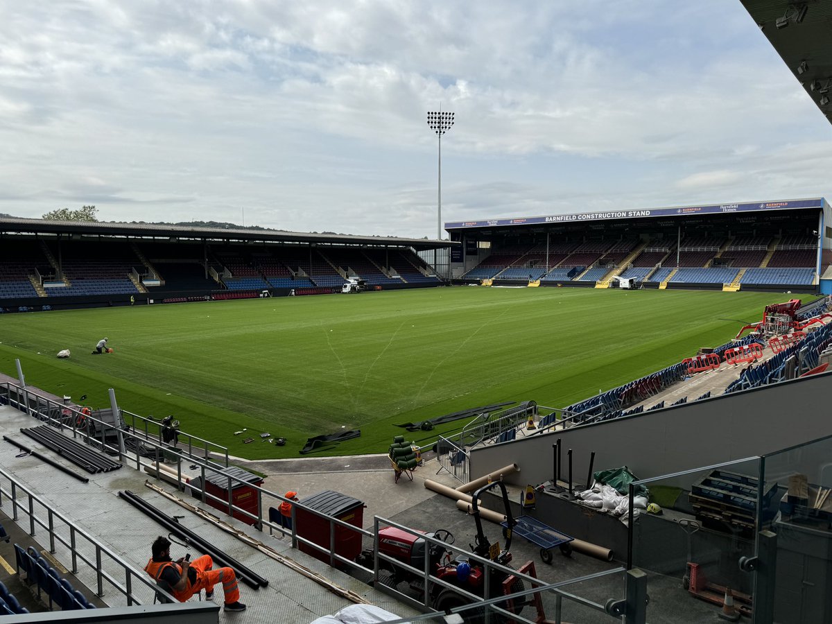 The Green Green grass of home coming on nicely and should be ready for the visit of Cardiff.  #twitterclarets #turfmoortours