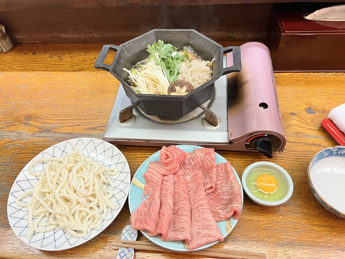 kwangshare's tweet photo. Sukiyaki Hida beef set ร้าน Yagura ที่ Takayama เนื้อฮิดะA4 กลิ่นหอมเนื้อชัดเจนเนื้อนุ่มละมุนในปาก เป็นเซ็ตสุกี้ยากี้สไตล์ของเมืองทาคายาม่า เอาเนื้อลวกในซุปน้ำดำ แล้วเอา���ุบไข่ดิบ อร่อยมากๆ 

#kwangshare #hidabeef #takayama #รีวิวญี่ปุ่น #อร่อยบอกต่อ https://t.co/FSPy9sz7EF