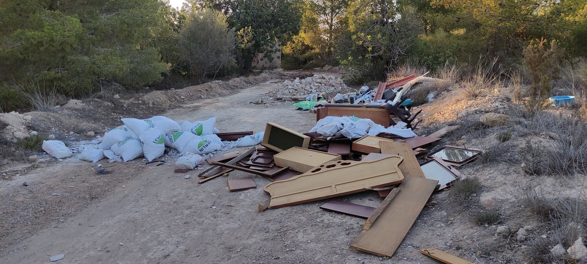 CuidemGodella's tweet photo. 🚨🚨 DENUNCIA: Así se encuentra el Camí de Camarena, al pasar el ecocidio de la #TorretadelPirata en dirección a la Urbanización Ermita Nova en #Godella
De vergüenza que haya vecinos tan incívicos entre nosotros. Exigimos su limpieza y más vigilancia por parte de la @PL_Godella https://t.co/BC8RXmJKWi