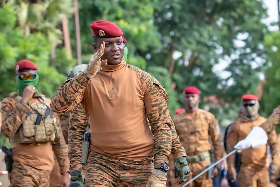 Burkina Faso Lideri İbrahim Traore:

"Emperyalistlerin kendi dünya görüşleri var, bunu size açıklayacağım.  Onlar için dünya, sembollerinin çoğunda göreceğiniz gibi bir üçgenle özetlenmiştir.  Siz anlamayabilirsiniz ama onlar için dünya bir üçgendir.  

Bu üçgenin tepesinde