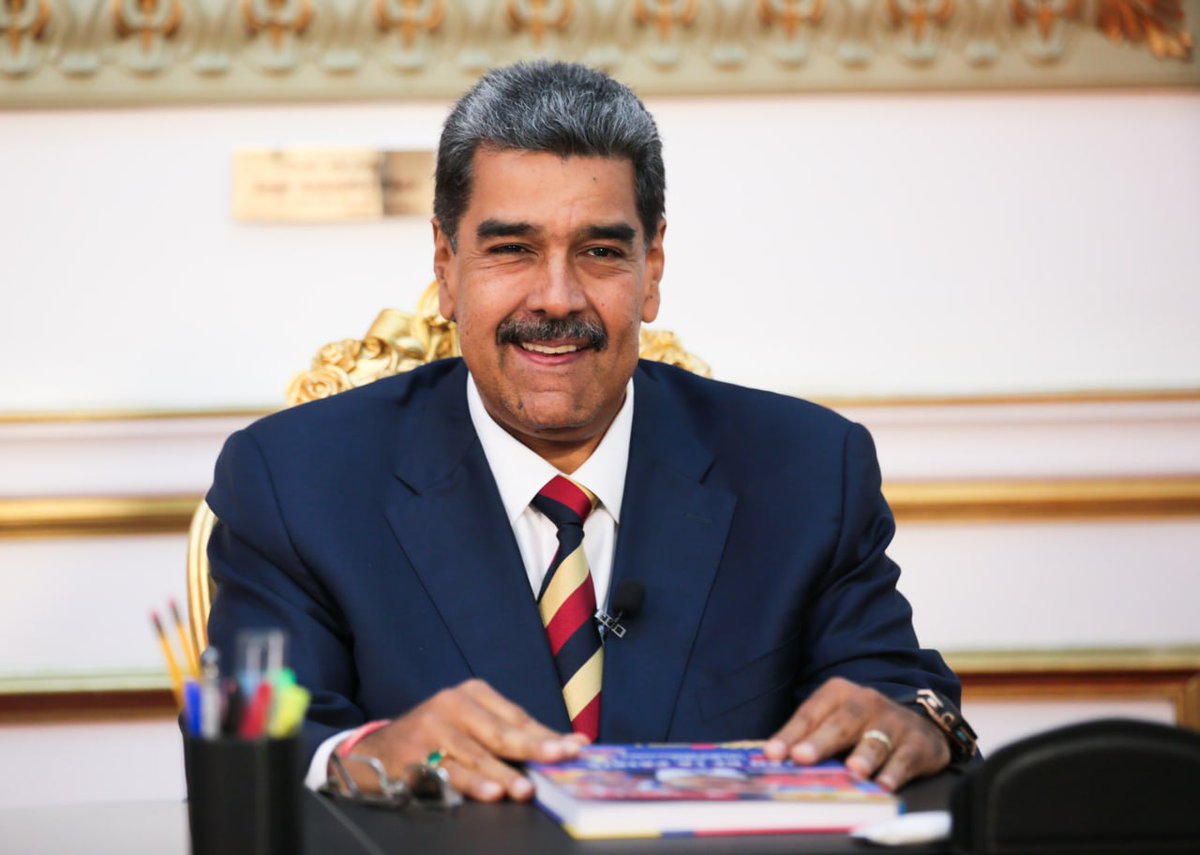 #DeInterés📰|“El jefe de Estado <a href="/NicolasMaduro/">Nicolás Maduro</a> resaltó que el Plan de las 7T cuenta con dimensiones de una Venezuela pujante, con un gran objetivo integrador transversal: Preservar la paz y construir un nuevo modelo económico productivo, así como la formación integral de toda la