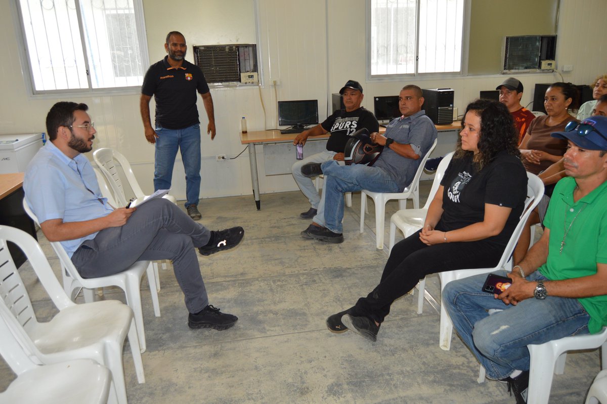EducacionZ4_Ec's tweet photo. [SAN VICENTE] ¡Juntos mejoramos la calidad educativa!

Dialogamos con padres y estudiantes de la Unidad Educativa San Vicente sobre temas de infraestructura, pedagogía y otros que permitan fortalecer el aprendizaje de niñas, niños y jóvenes.

#ElNuevoEcuadorResuelve https://t.co/1taQUfKl6p