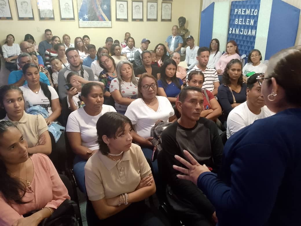 En el Salón Hugo Chávez del <a href="/CDCEYaracuy/">CDCEYaracuy</a>, se realizó la entrega del premio de Gestión Integral de la Calidad Educativa "Belén San Juan" a 14 casas de estudios de la entidad yaracuyana.
#PaLanteEsPaAllá
<a href="/NicolasMaduro/">Nicolás Maduro</a> 
<a href="/_LaAvanzadora/">Yelitze Santaella</a> 
<a href="/mppe/">Matthew Evanson</a>