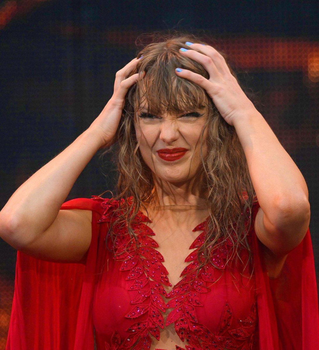 portraitsofher's tweet photo. this red dress is the only the dress that matters to me 😭

#HamburgTSTheErasTour https://t.co/sFLNl2gHMx