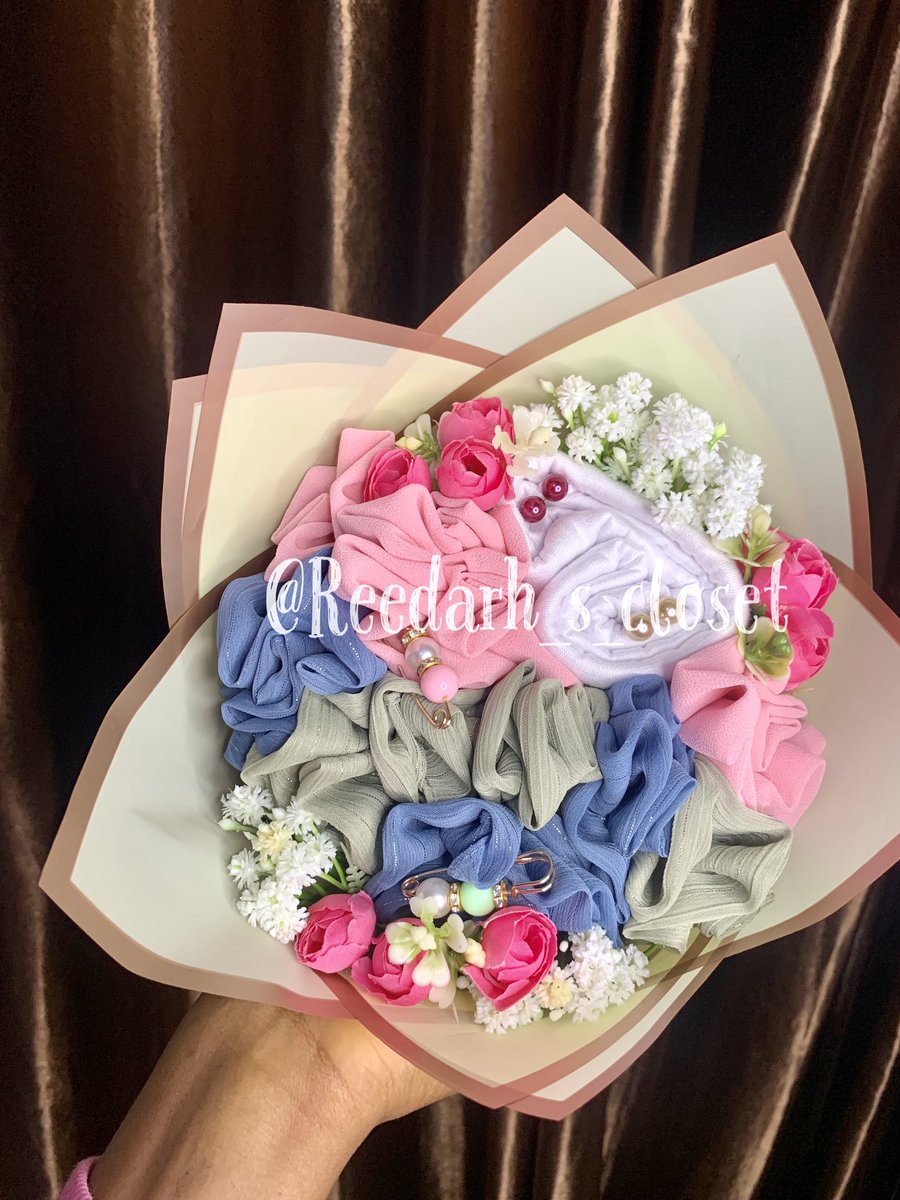 lagos_scarfplug's tweet photo. Thoughtful anniversary gift from habibi to his habibiti😄🤭

Bouquet content;
2 shimmer crepe chiffon
1 tassel chiffon
1 jersey scarf
Scented synthetic flowers
Hijab accessories 

Cost price; #20,000
Location: Lagos
Nationwide delivery 

Please Retweet 🙏🥹 https://t.co/wuP2Wmhxyw