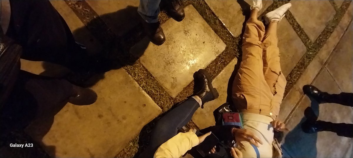 fernandomunioz7's tweet photo. PD
Siendo fotógrafo 25 años con 2 celulares de gama en el momento,  opté como siempre lo hago.
Primero ayudar
Hice foto de registro y video para tener evidencia 
Corte toma la primera a Cayetana para que no salga su cara 
Video final una vez que la llevaron 
Ayuden Primero no 📷 https://t.co/lmy1aDtBck