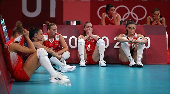 CaglayanBerkem's tweet photo. şu anı yaşadıktan sonra "bir sonraki hedefim 2024 paris olimpiyatları" diyip, defalarca konfor alanını terk etmiş ve o hedefe ulaşmak için fazlasıyla emek harcamış bir sporcunun bu süreci yaşamaması gerekirdi. 

korkunç karar. tuğba için devasa bir hayal kırıklığı. üzücü. https://t.co/7PamqBLFzV