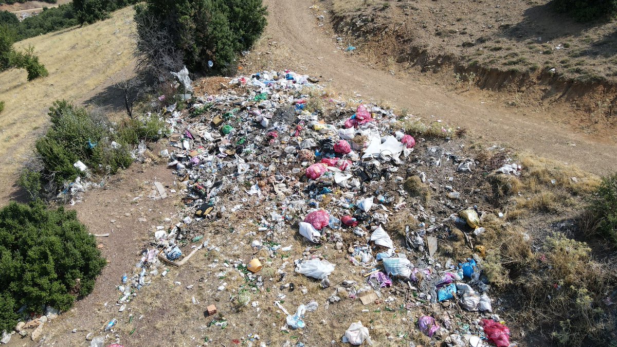 BrBrSKs's tweet photo. Bu bir tweet dizisidir. Isparta'nın Eğirdir ilçesine bağlı Sorkuncak Köyü'nde çöp problemi bir türlü çözüme ulaşmıyor. Köyün özellikle belirli 3 noktasına her türlü evsel çöp, kimyasal ilaç bidon ve şişeleri, moloz ve inşaat artıkları, ölü hayvanlar, düğün yemeği çöpleri... https://t.co/XbLZRPGIr5