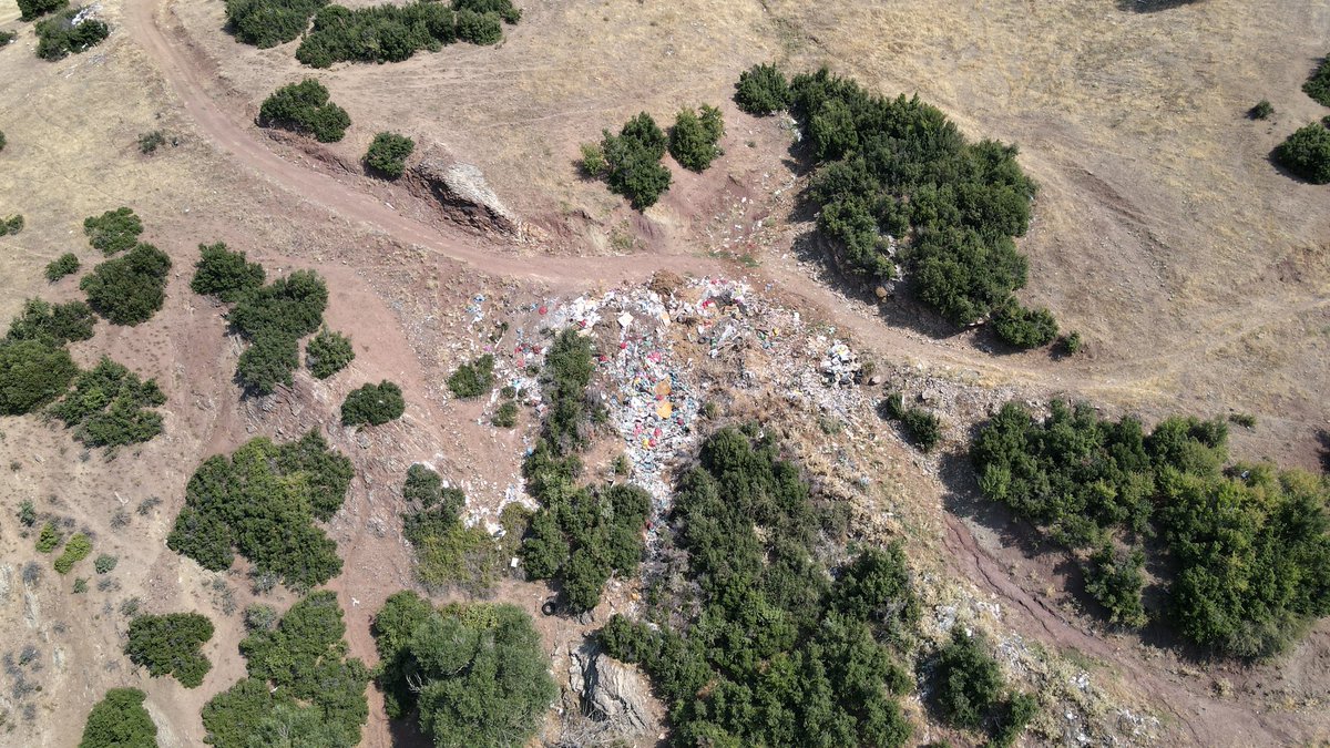 BrBrSKs's tweet photo. plastik şişeler, envaye çeşit camlar, koltuk, minder gibi eski eşyalar, aklınıza gelebilecek, gelmeyecek her türlü pislik doğaya atılmakta. Bu çöpler, başta yakın bölgede yaşayan köylüler için sağlık sorunu oluşturmakta, ikincisi civarda otlayan hayvan sürüleri için sağlık... https://t.co/Nvv4tgBwlC
