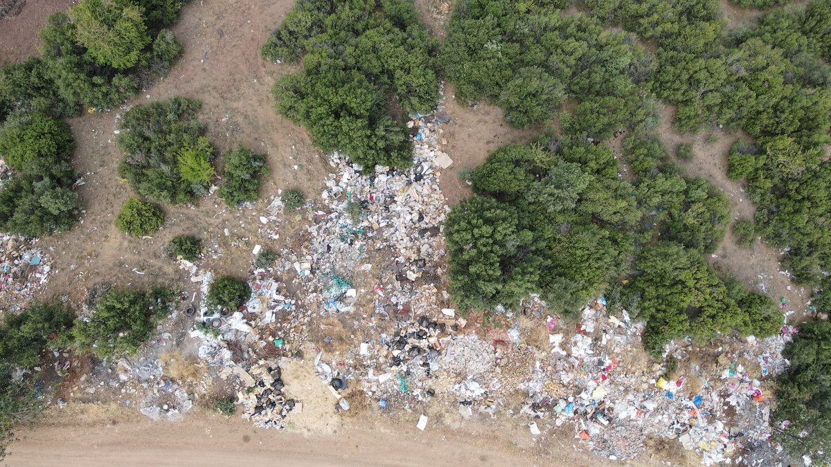 BrBrSKs's tweet photo. sorunu oluşturmakta, yangın tehlikesi yaratmakta ve köyün güzel doğasını mahvetmektdir. İlk önce köyün muhtarı ile iletişime geçtim. Muhtar, köylüleri bu atıklar için köy dışında belirli bir yere atmaları konusunda uyardığını ama kimsenin oraya atmayıp, bu bölgelere atmaya... https://t.co/5GG52BgDzA
