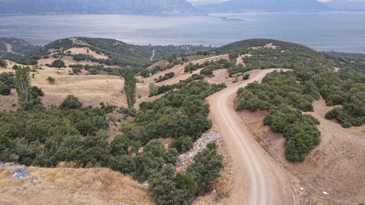 BrBrSKs's tweet photo. Bölgenin sorumluluğu kime aitse, muhtarlık, kaymakamlık, valilik, ilgili belediyeler ya da çevre ve şehircilik bakanlığı gerekeni yapana kadar, o çöpler toplatılıp, bölge temizlenip, bir daha olmaması husunda takibinin yapılıp, yapanlar hakkında cezai işlem uygulanmasına kadar... https://t.co/qc5rDiD1Ci