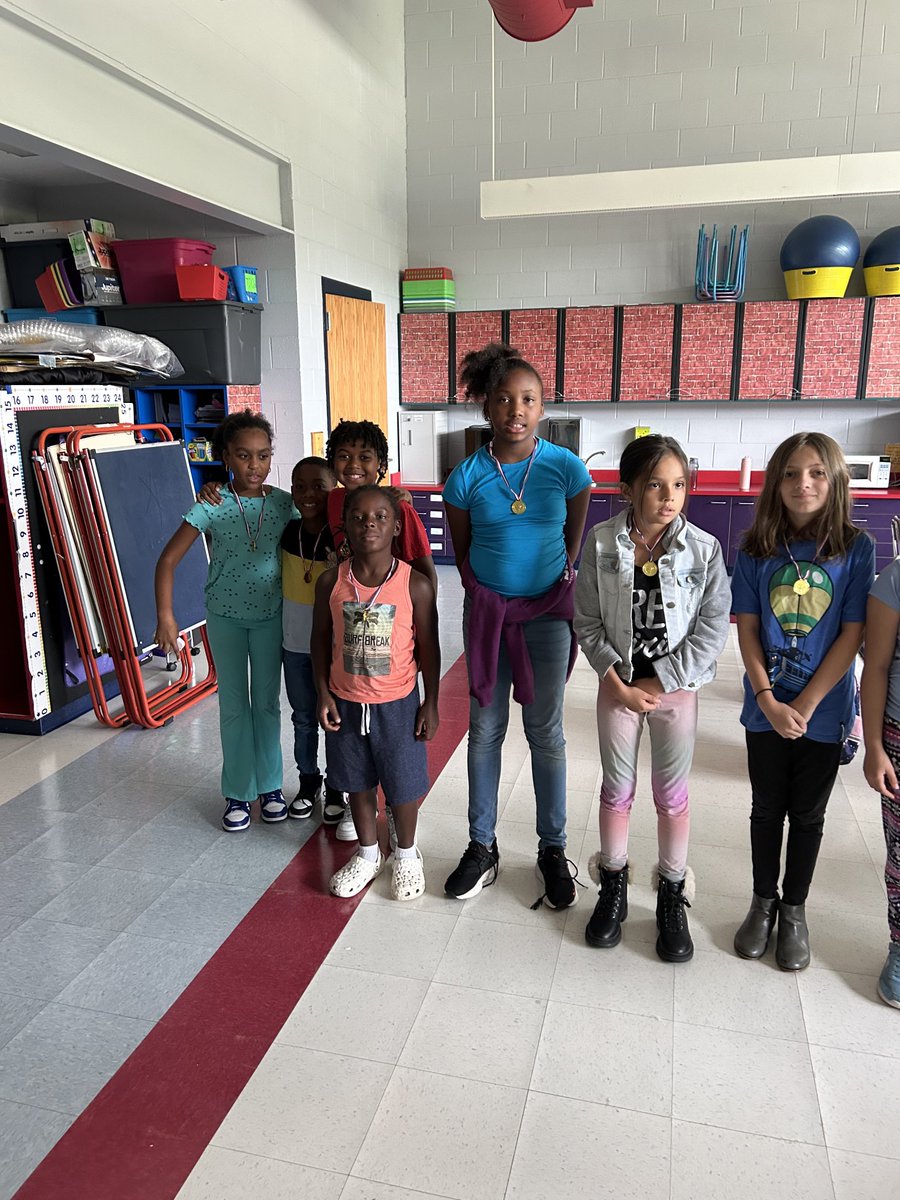 SusanHunt82UNC's tweet photo. Lake Rim Campers are earning the Gold as they have fun at CCS Summer Camp. #RTA #CumberlandCoSchools #LakeRimES https://t.co/zy7m0YcLj5
