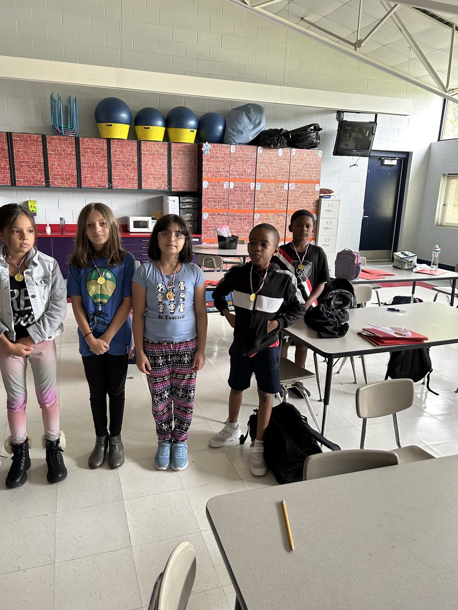 SusanHunt82UNC's tweet photo. Lake Rim Campers are earning the Gold as they have fun at CCS Summer Camp. #RTA #CumberlandCoSchools #LakeRimES https://t.co/zy7m0YcLj5