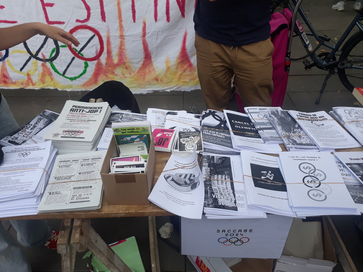 2024Saccage's tweet photo. C'est parti pour la contre- cérémonie d'ouverture Place de la République ! Les prises de parole viennent de commmencer, les brochures, affiches, stickers sont là! https://t.co/CWvggljrMj
