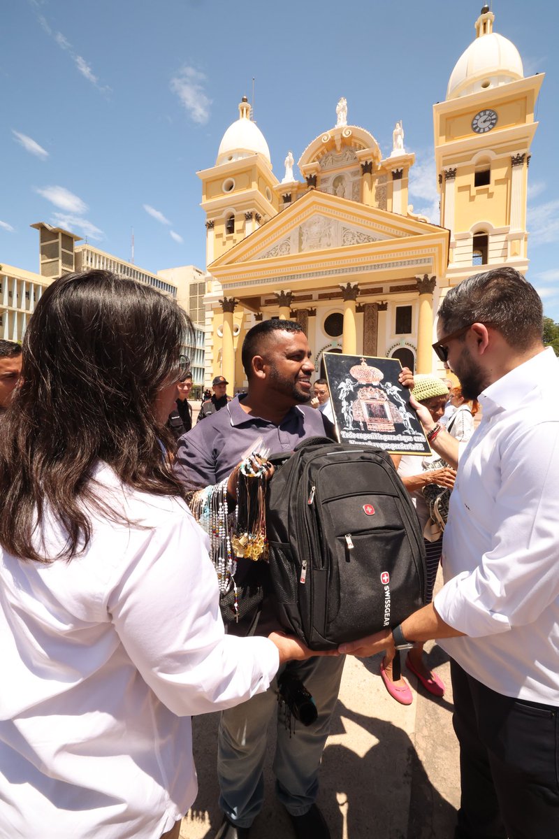 La fuerza espiritual que se respira en la Basílica solo es comparable al amor de una madre con sus hijos. Vamos rumbo a una nueva victoria de la paz y la reconciliación. 
¡Bendícenos Chinita! 🙏🇻🇪