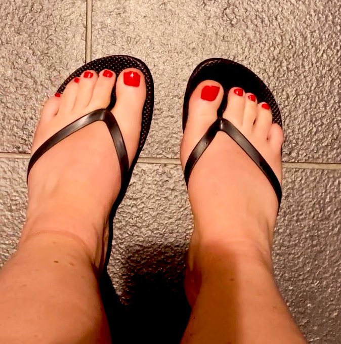 Who&rsquo;s a flipflop lover?   Video over on my OF ✌🏻 https://t.co/wnEVm4UeUC<a href="/tag/soles"class="tags"><span>#soles</span></a><a href="/tag/solesunday"class="tags"><span>#solesunday</span></a><a href="/tag/solelover"class="tags"><span>#solelover</span></a><a href="/tag/ukfeet"class="tags"><span>#ukfeet</span></a><a href="/tag/britis"class="tags"><span>#britis</span></a>