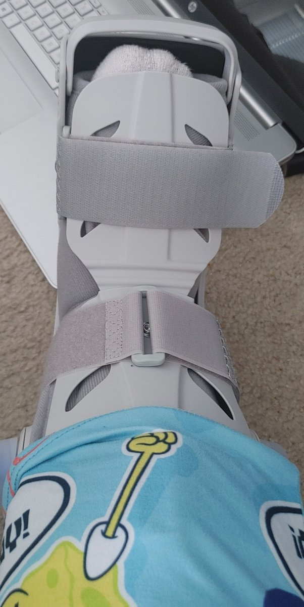 LadyDi1002's tweet photo. The universe said "Di, SitChoAzzDown and just like that I'll obey. It's not serious but it is when you're a courier and on your feet upwards of 10 hours a day. Yikes and ouch

#CalciumBuildUp

#PlantarFasciitis

#ExpensiveBootNotInPurple https://t.co/rjSfPgjojy