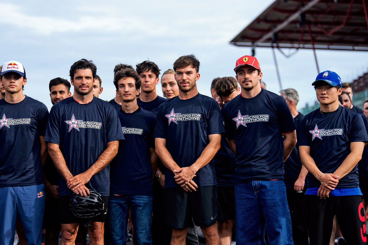 TearOffFR's tweet photo. On ne t'oublie pas Anthoine 🕊️💜

#F1 #BelgianGP #AH19 https://t.co/EJQOgJIHdG