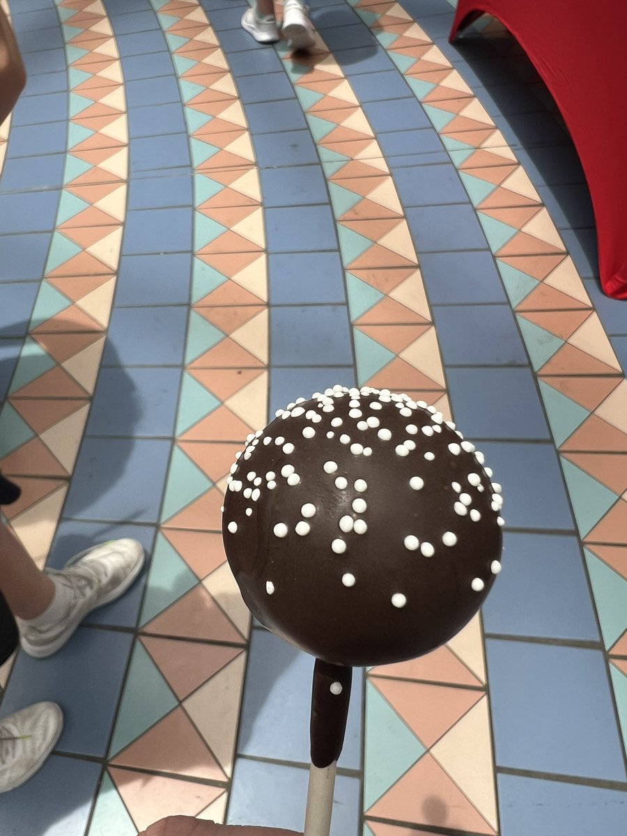 Christmas in July at Orlando Airport.  just the fun we needed to reattempt our journey home to Scotland 🏴󠁧󠁢󠁳󠁣󠁴󠁿 
✈️ 
<a href="/MCO/">Orlando International Airport</a> 
P.S. the ice cream &amp; cake pops were amazing!!