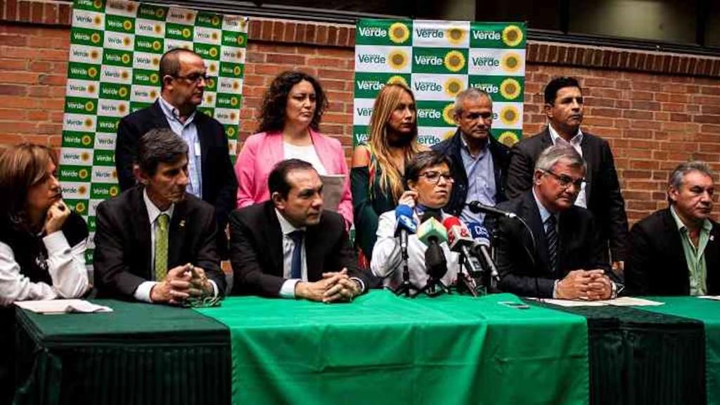 Enrique_GomezM's tweet photo. La Consulta Anticorrupción le costó a los colombianos 380 mil millones de pesos. Sirvió para tres cosas:  

1. Elegir a Claudia López en Bogotá. 
2. ⁠Lavarle la cara a un partido que hoy demuestra ser de lo peor. 
3. Empoderó a un personaje siniestro cómo Carlos Ramon González.

No se puede olvidar que el Partido Verde es el producto directo del M-19, grupo terrorista que jamás reparó a ninguna de sus víctimas.