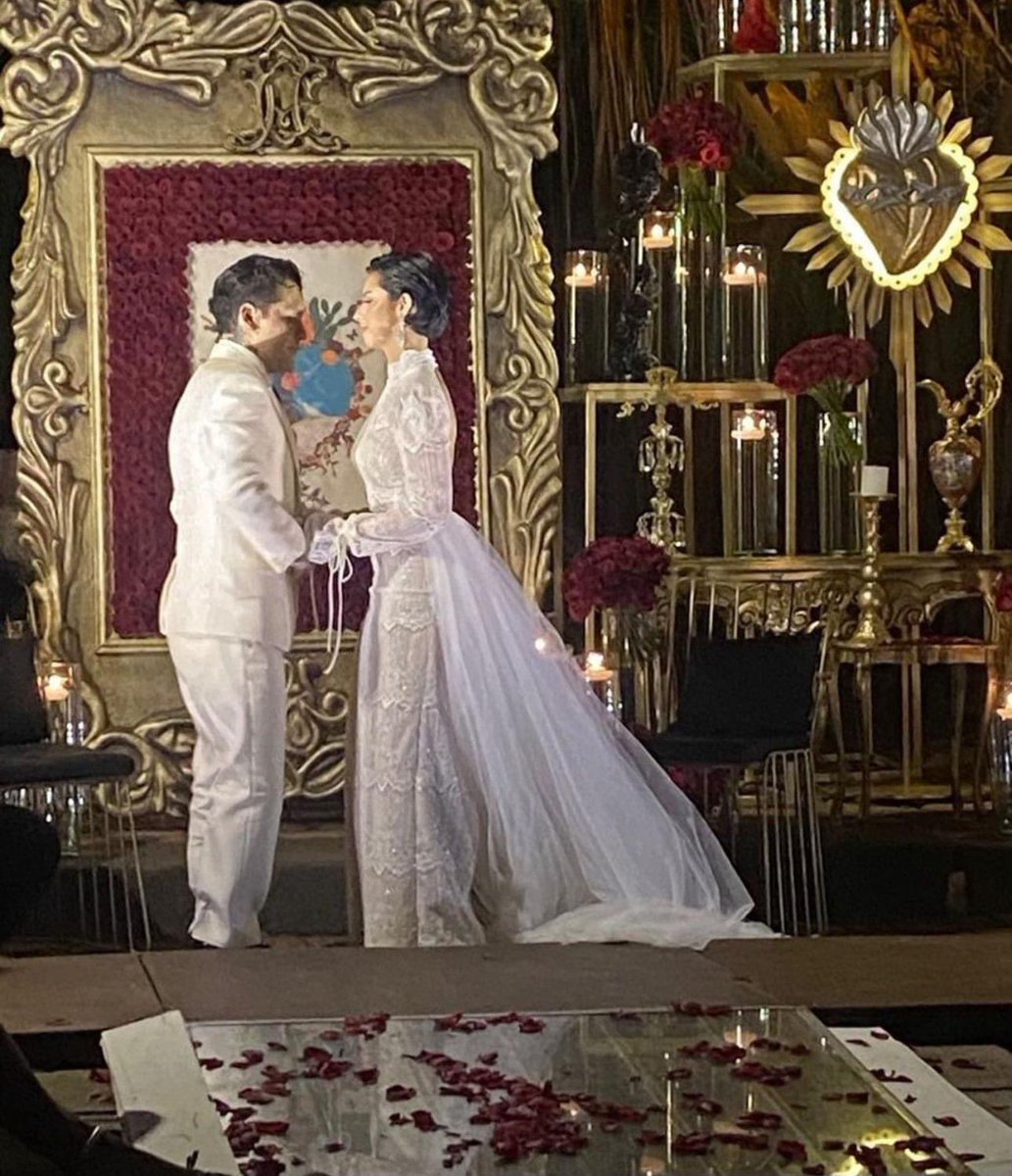 videorolavr's tweet photo. 🚨 ¡Bombazo en el mundo del espectáculo! 🚨 Se han filtrado imágenes de la supuesta boda de Ángela Aguilar y Christian Nodal. 💍❤️ ¿Será cierto? 😱 Mantente pendiente para más detalles y cuéntanos, ¿qué opinas de esta posible unión? #ÁngelaYChristian #BodaSorpresa https://t.co/N1j8WuvWGO