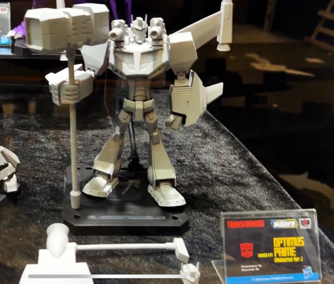 id_armed's tweet image. Flame Toys making an Animated Jetwing Optimus model kit is something I didn’t have on my SDCC bingo card that totally exists, but I know I’ll be buying at least two of these right away.

I can already see myself painting it as Magna Convoy, and it’s going to look so cool man.