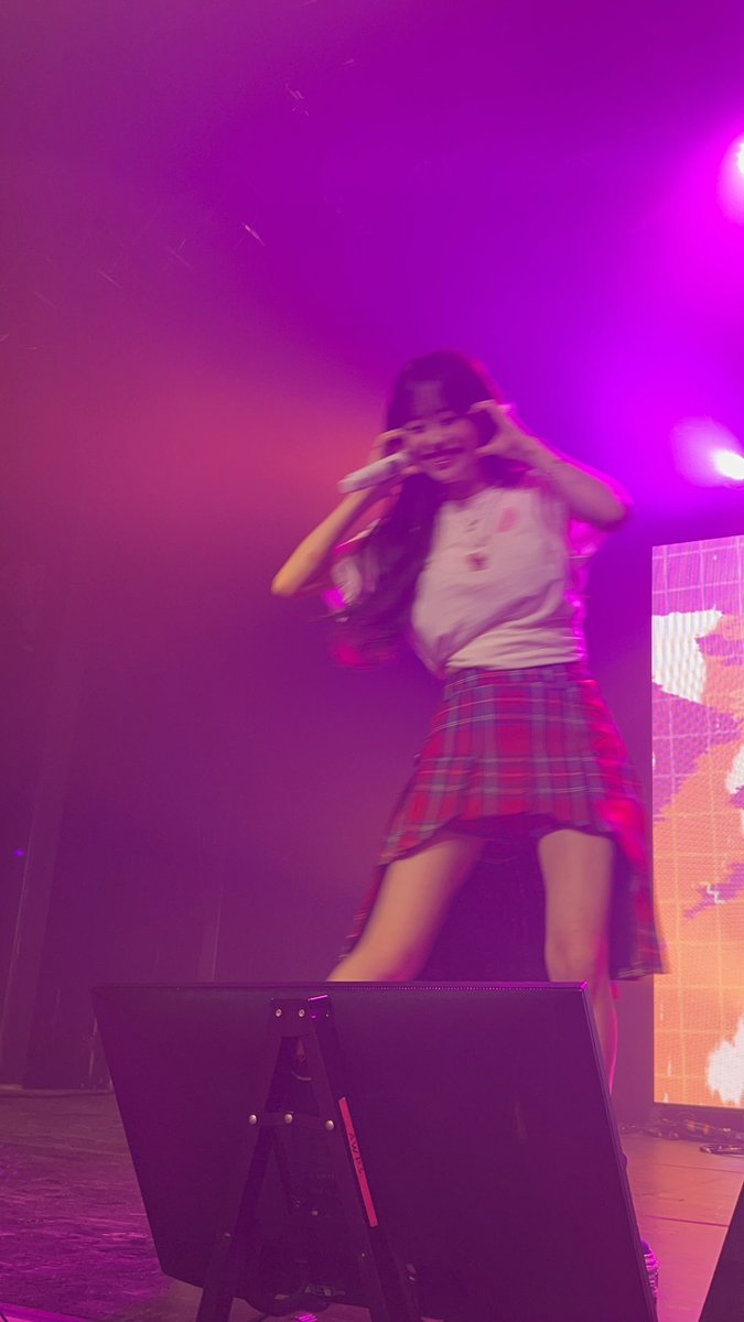 tayloona truther tweet media